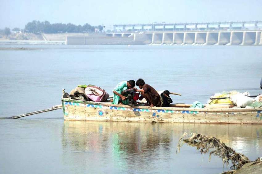 فیصل آباد: ماہی گیر دریائے سندھ میں اپنی کشتی موٹر کی مرمت ..