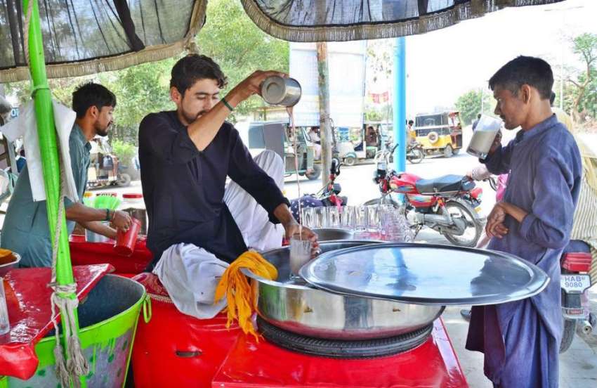 حیدرآباد: گرمی کے آمد کیساتھ ہی سڑک کنارے ایک دکاندار ٹھنڈا ..