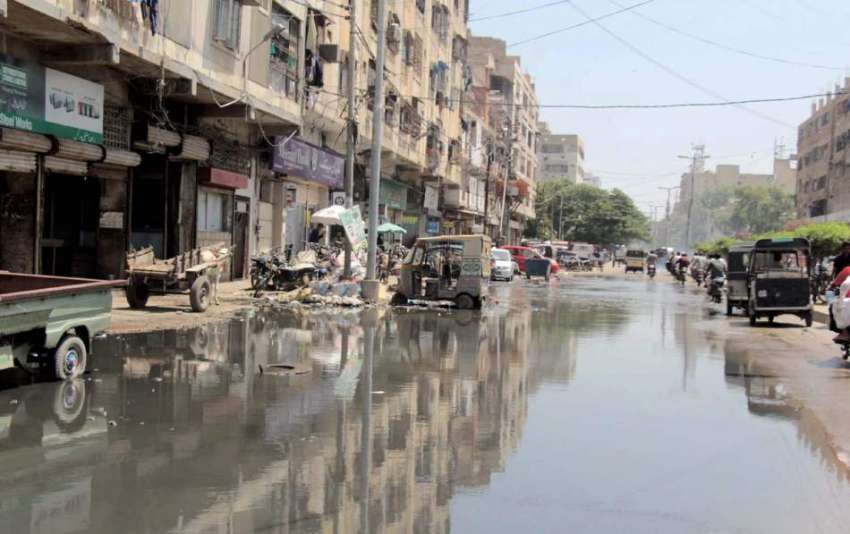 کراچی : سول ہسپتال ایمرجنسی روڈ کے پاس سوریج کا پانی جمع ..