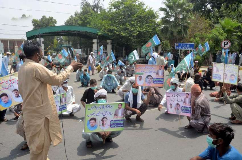 فیصل آباد: مقامی مل سے نکالے گئے مزدور انتظامیہ کے خلاف ڈی ..