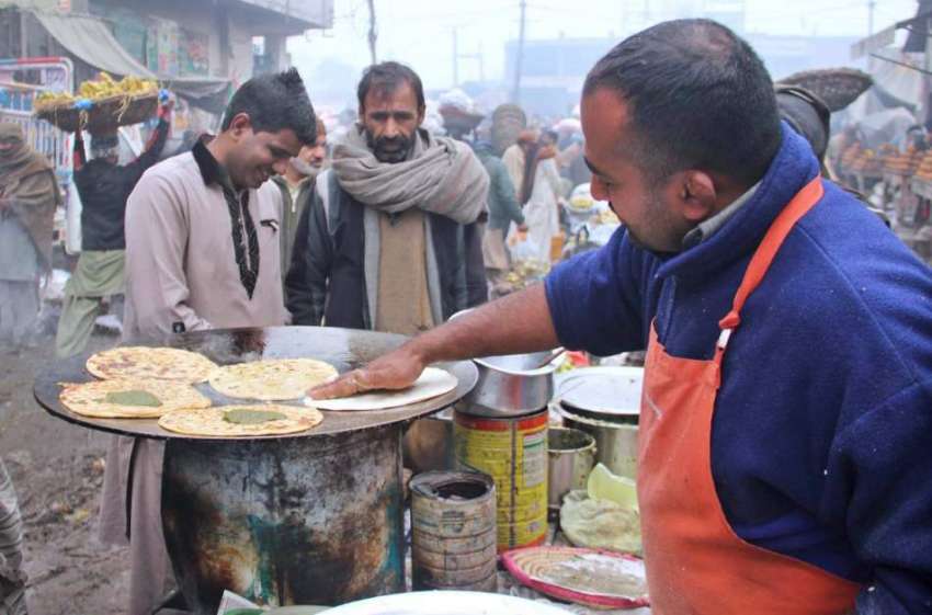 لاہور: فروٹ مارکیٹ میں صارفین کو ناشتہ میں فروخت کرنے کے ..