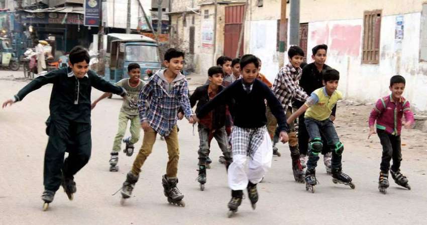 کراچی، پلے گرائونڈ کی سہولت نہ ہونے پر بچے سڑک پر سکیٹنگ ..