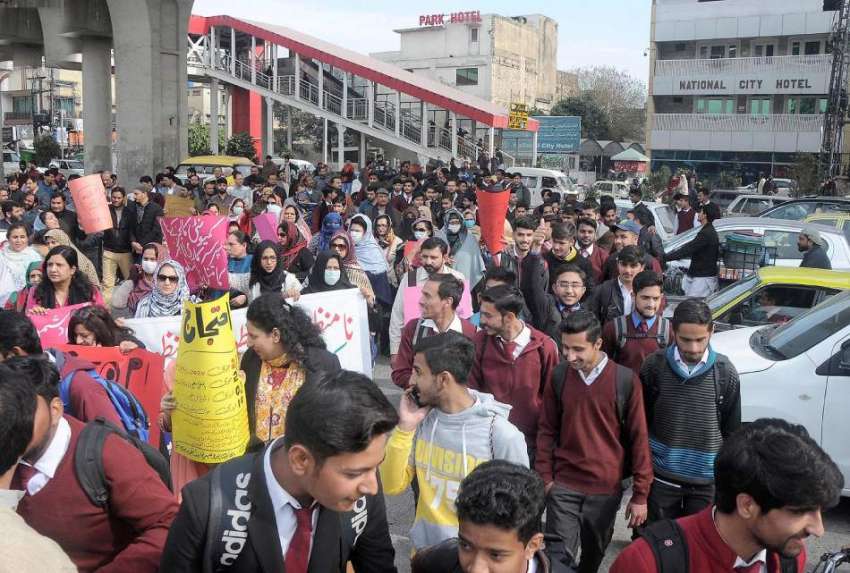 راولپنڈی: مری روڈ پر طلبہ اساتذہ کے ہمراہ مطالبات میں حق ..