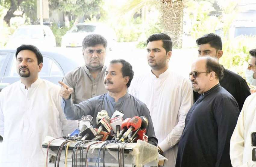 کراچی: پی ٹی آئی کے مرکزی رہنماو پارلیمانی لیڈرحلیم عادل ..