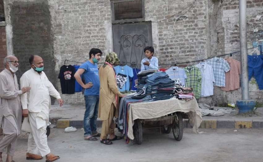 لاہور: ایک بچہ اپنے اہل خانہ کا پیٹ پالنے کیلئے لنڈے کے کپڑے ..