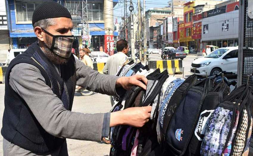 پشاور: صدر بازار میں کورونا وائرس کے احتیاطی تدابیر کے طور ..