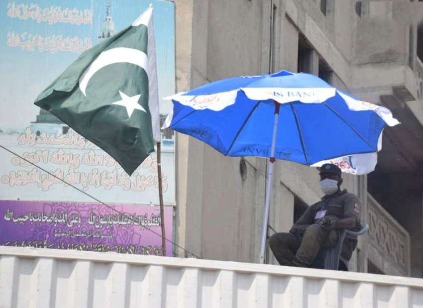 لاہور: پولیس اہلکار دسویں محرم الحرام کے مرکزی جلوس کے راستے ..
