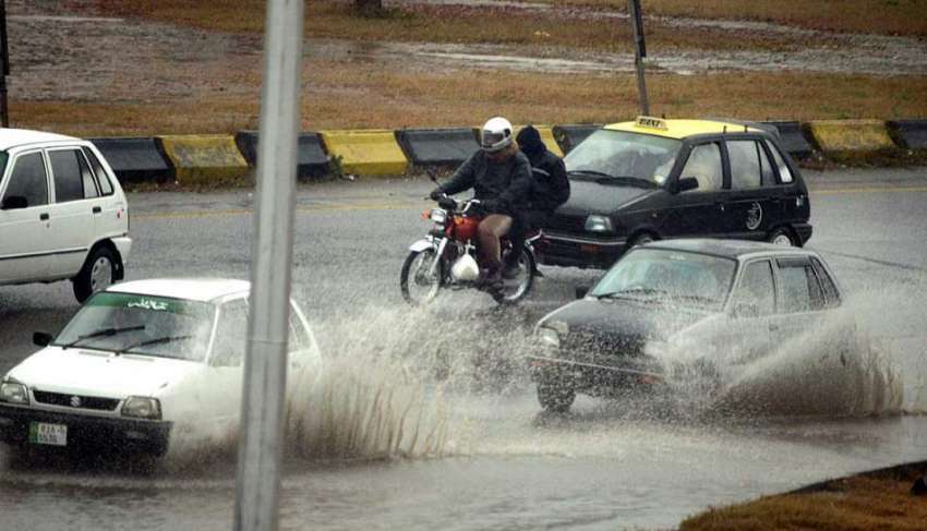 راولپنڈی: شہر میں بارش کے دوران ٹھہرے پانی سے گزرتی گاڑیاں