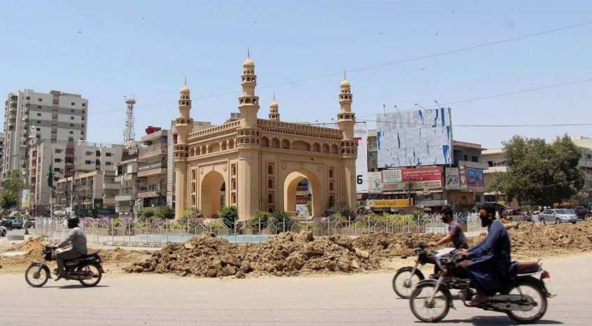 کراچی: بہادر آباد چورنگی کے تعمیراتی کام کو ادھورا چھوڑ ..