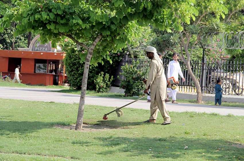 لاہور: پی ایچ اے کا ملازم گریٹر اقبال پارک میں مشین کے ذریعے ..