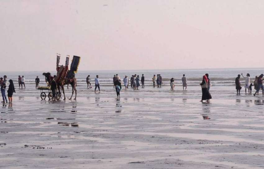 کراچی:گرمی کے باعث شہری بڑی تعداد میں سی ویو کے ساحل پر سمندر ..