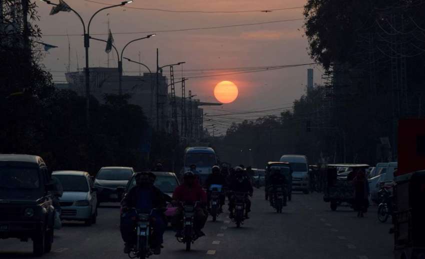 لاہور : صوبائی دارالحکومت میں شام کے وقت غروب آفتاب کا خوبصورت ..