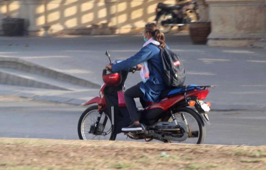 کراچی : پبلک ٹرانسپورٹ نہ ملنے کے باعث خواتین میں موٹر سائیکل ..