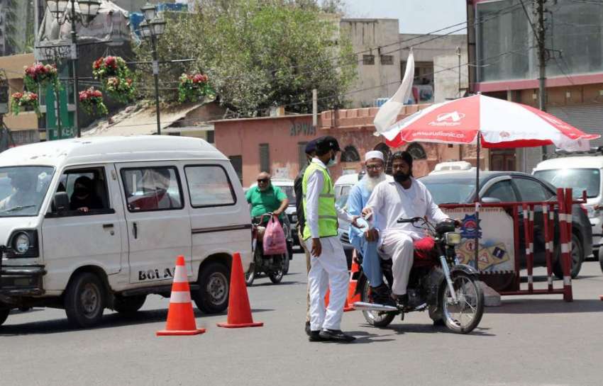 کراچی : ڈبل سواری پر پابندی پر پولیس اہلکار موٹرسائیکل سواروں ..