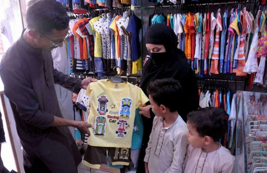 حیدر آباد : ایک خاتون اپنے بچوں کے لیے عید کے کپڑے خرید رہی ..