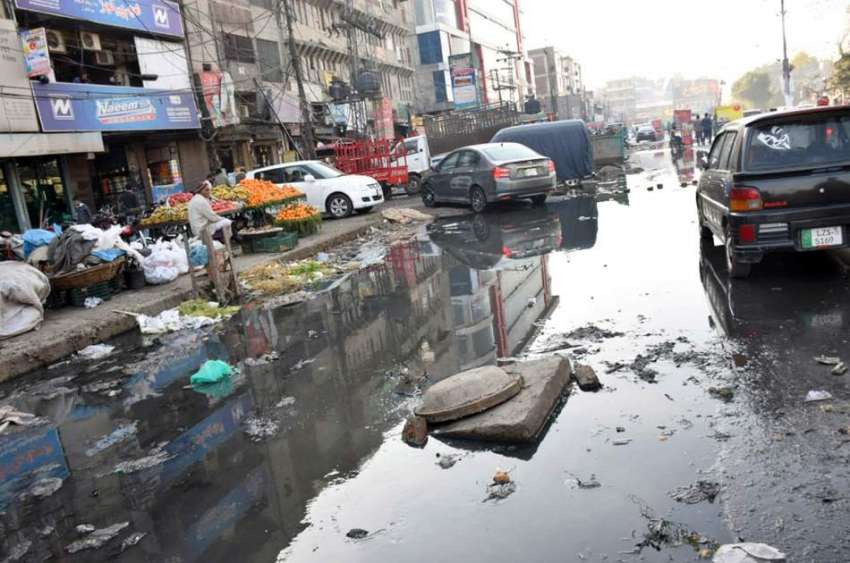 لاہور: سرکلر روڈ کی مارکیٹ میں سیوریج کا کھڑا پانی انتظامیہ ..