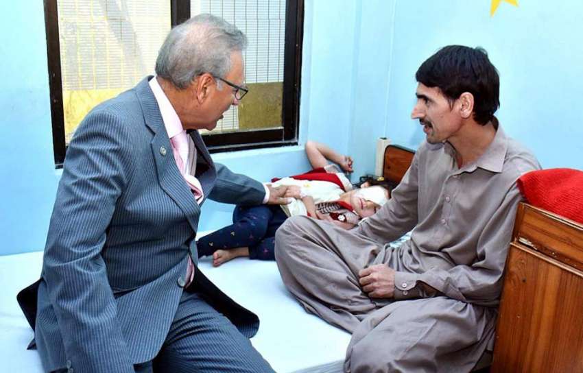 کراچی: صدر ڈاکٹر عارف علوی ایل آر بی ٹی کے دورے کے دوران بچے ..