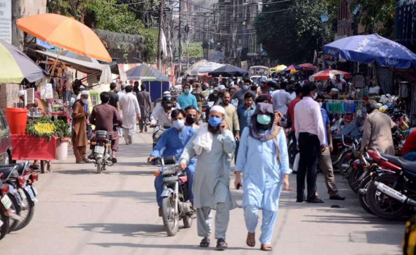 لاہور : کرونا وائرس کے بڑھتے ہوئے کیس کے باوجود ہال روڈ بازار ..