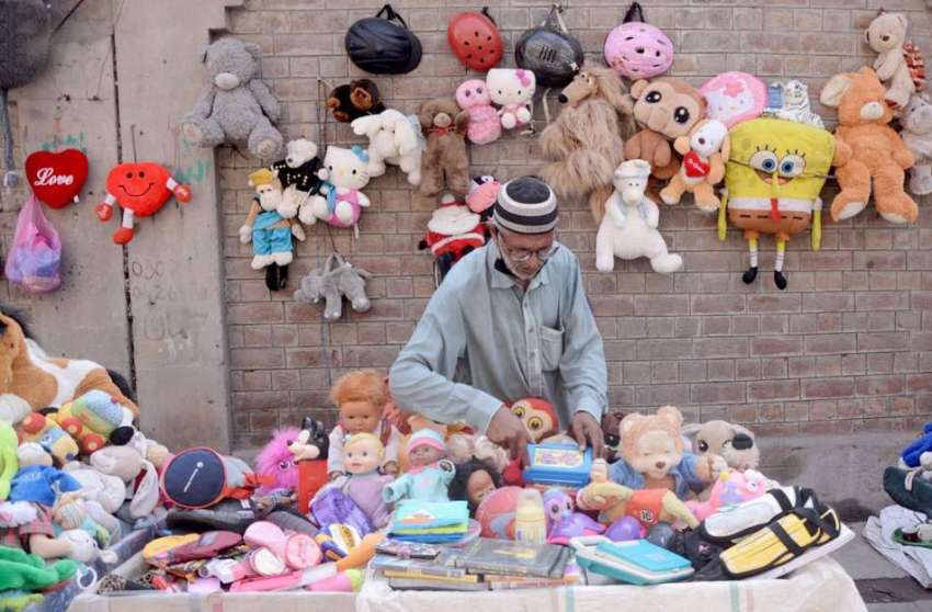 لاہور: ایک محنت کش بچوں کے کھلونے فروخت کرنے کیلئے بیٹا ہے۔
