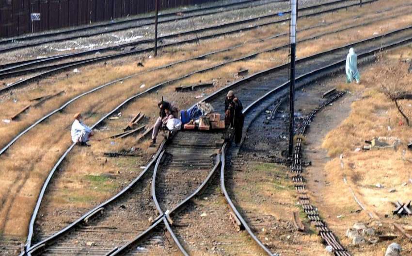 راولپنڈی: ریلوے ملازمین ریلوے ٹریک کے کام میں مصروف ہیں
