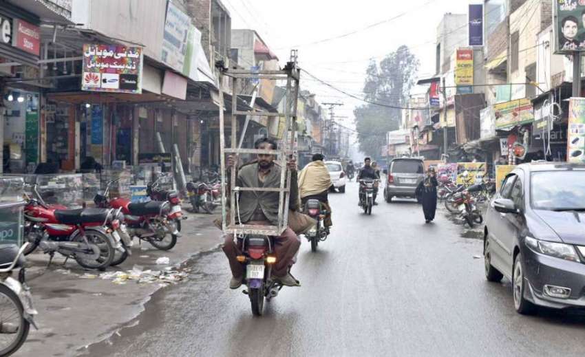 فیصل آباد: موٹرسائیکل سواروں نے خطرے سے لوہے کی سیڑھی اٹھا ..