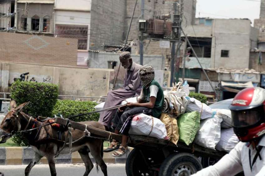 کراچی : گرمی سے پریشان حال مزدور نے اپنے آپ کو گرمی اور لوسے ..