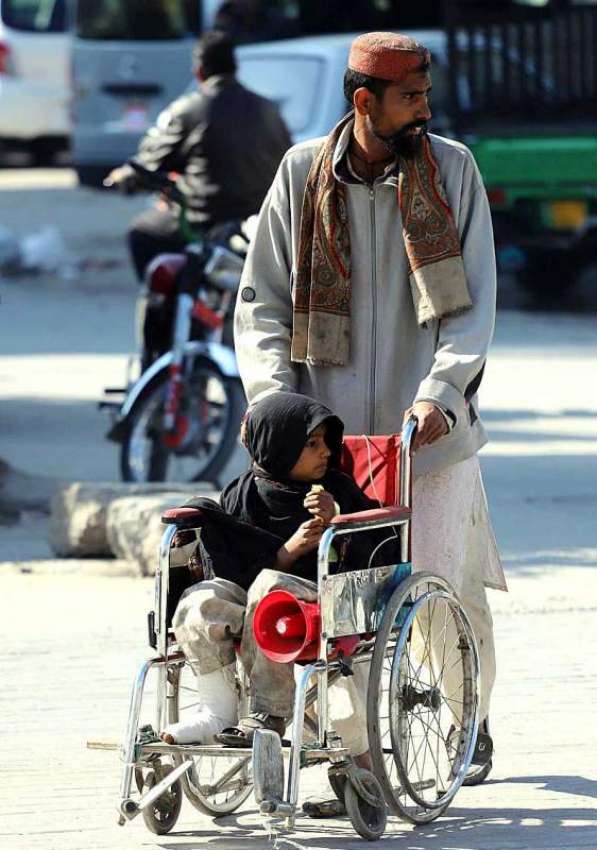 راولپنڈی: ایک شخص اپنے معذور بچے کے ساتھ سڑک پربھیک مانگ ..