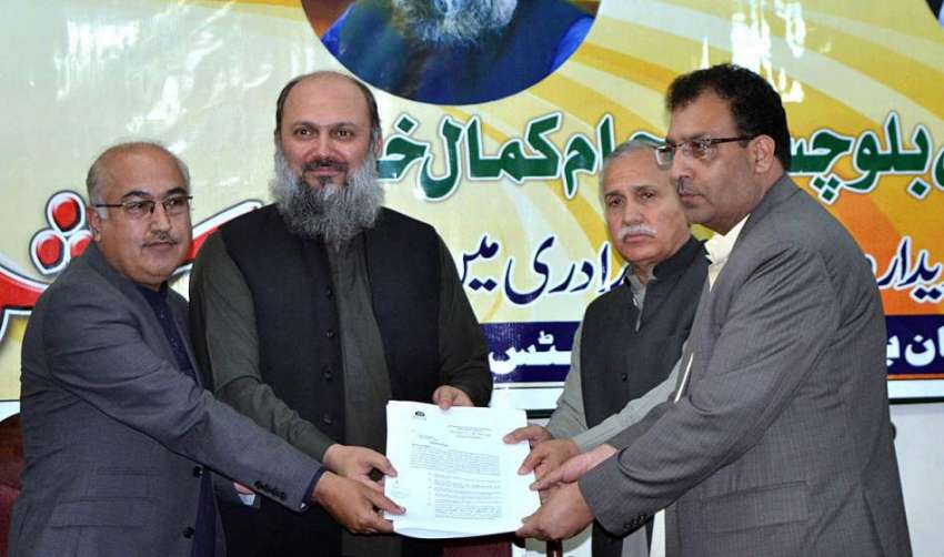 کوئٹہ: وزیراعلیٰ بلوچستان میر جام کمال خان پریس کلب میں ..
