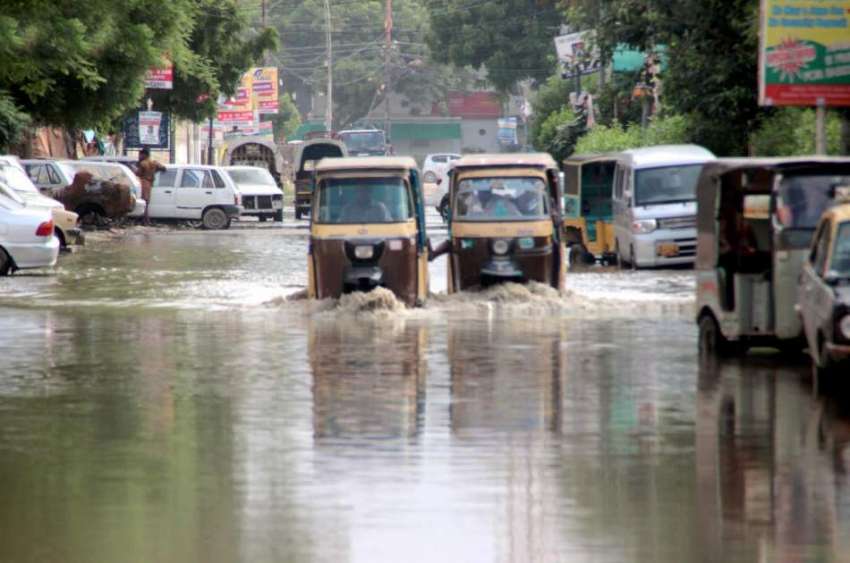 کراچی بارش کے باعث خراب ہونیوالے رکشہ کو دوسرا رکشے والا ..