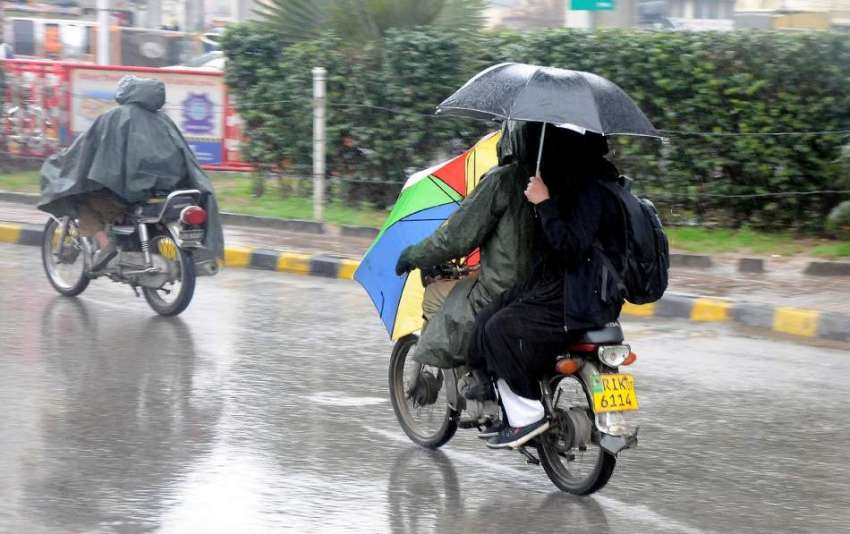 راولپنڈی: موٹر سائیکل سوار طالبہ نے بارش سے بچنے کیلئے چھتری ..