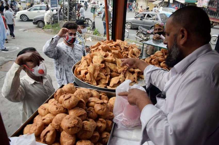 لاہور : شهری افطاری کیلیے سموسے خرید رہے ہیں۔ 