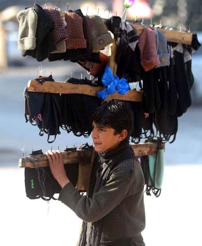 راولپنڈی: ایک نوجوان کمیٹی چوک میں مختلف سامان فروخت کررہا ..