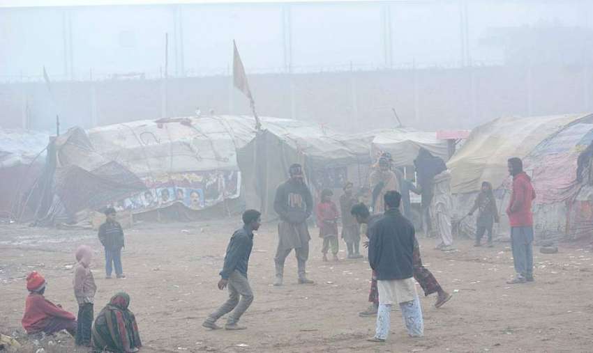 فیصل آباد: گھنی دھند کا ایک منظر