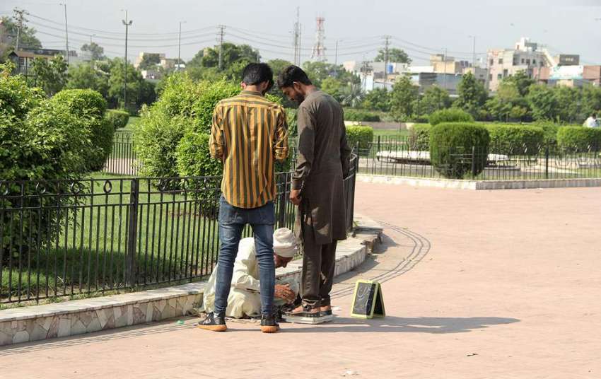 لاہور: گریٹر اقبال پارک میں سیروتفریح کیلئے آئے نوجوان اپناوزن ..