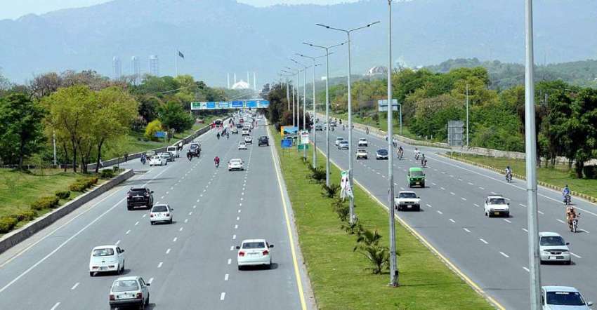 اسلام آباد: شہر میں جزوی طور پر لاک ڈاؤن کے بعد گاڑیاں سڑکوں ..