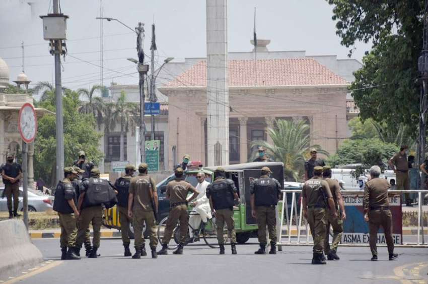لاہور: آل پاکستان کلرک ایسوی ایشن کے احتجاج کے دوران مال ..