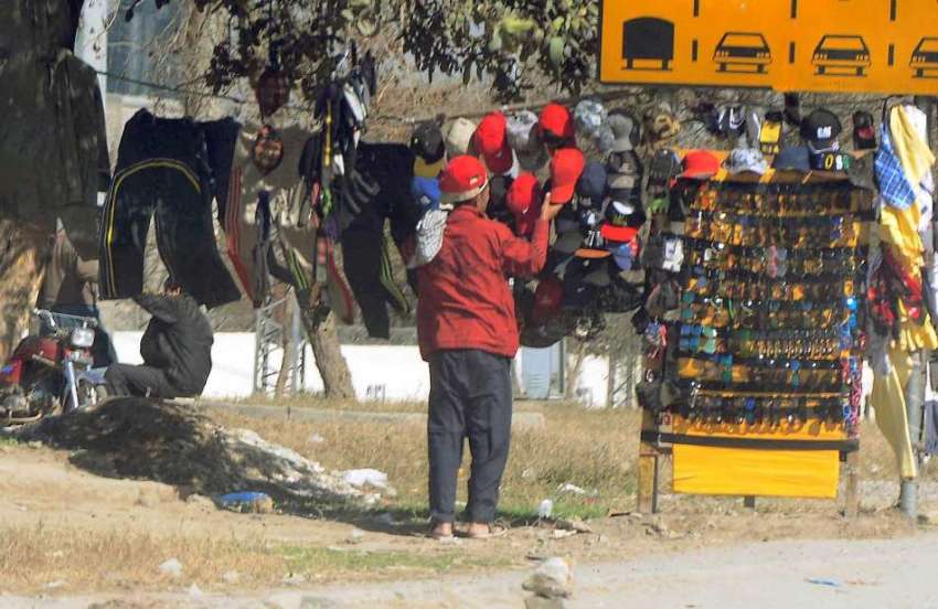 راولپنڈی: آئی جے پی روڈپرمحنت کش ٹوپیاں اورعینکیں فروخت ..