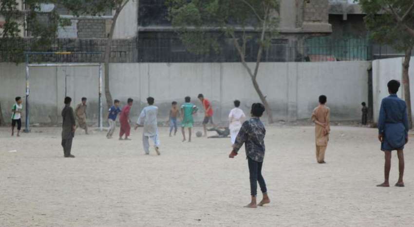 کراچی: لیاری کے ایک میدان میں بچے کورو نا وبا سے بلاخوف ہوکرسماجی ..