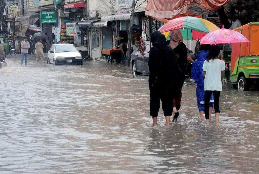 راولپنڈی: ڈھوک کھبہ میں موسلا دار بارش کے باعث جمع پانی سے ..