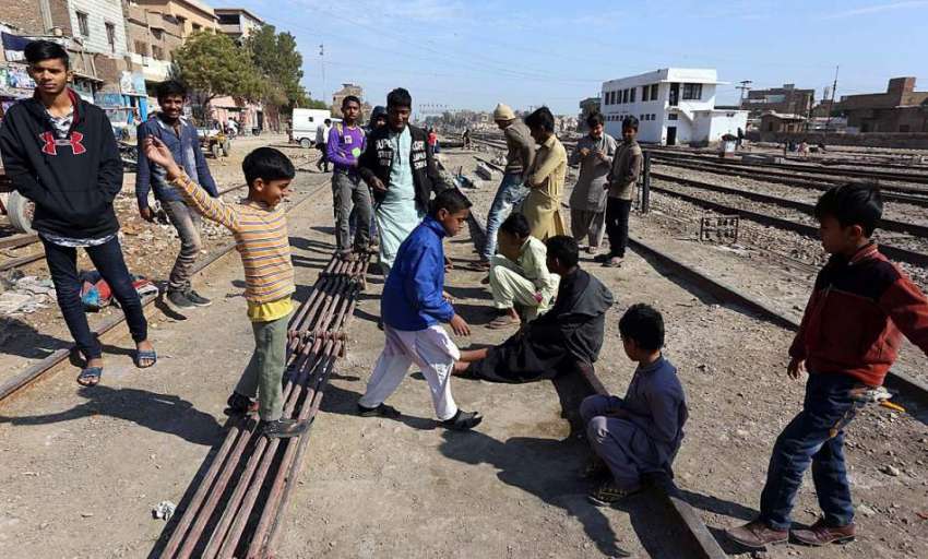 حیدرآباد: قریب ریلوے اسٹیشن پر بچے ریل کی پٹریوں پر کھیل ..