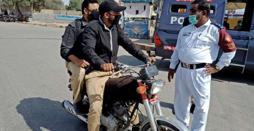 کراچی: نارتھ ناظم آباد میں ٹریفک پولیس اہلکار نے ڈبل سواری ..