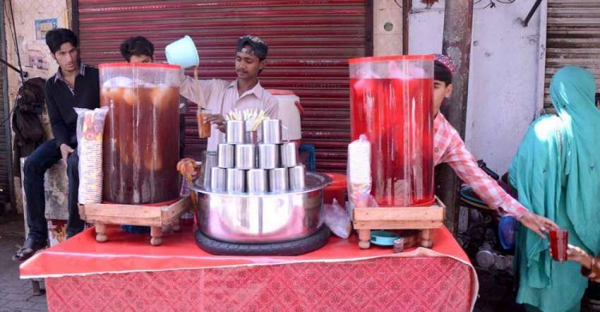 لاہور: دکاندار سڑک کے کنارے روایتی شربت فروخت کررہا ہے
