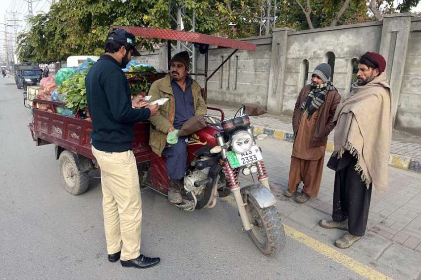 راولپنڈی: ایکسائز اینڈ ٹیکسیشن حکام شہر میں ایک مہم کے دوران ..