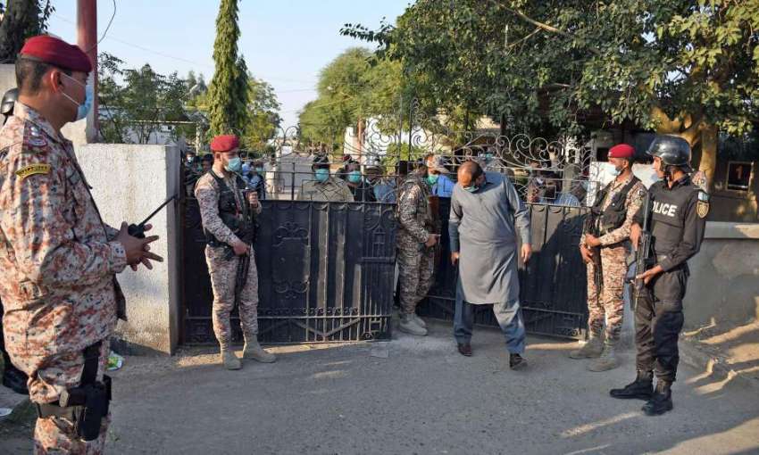 کراچی، سیکورٹی اہلکار جامعہ کراچی کے گیٹ پر کریکر حملے کے ..