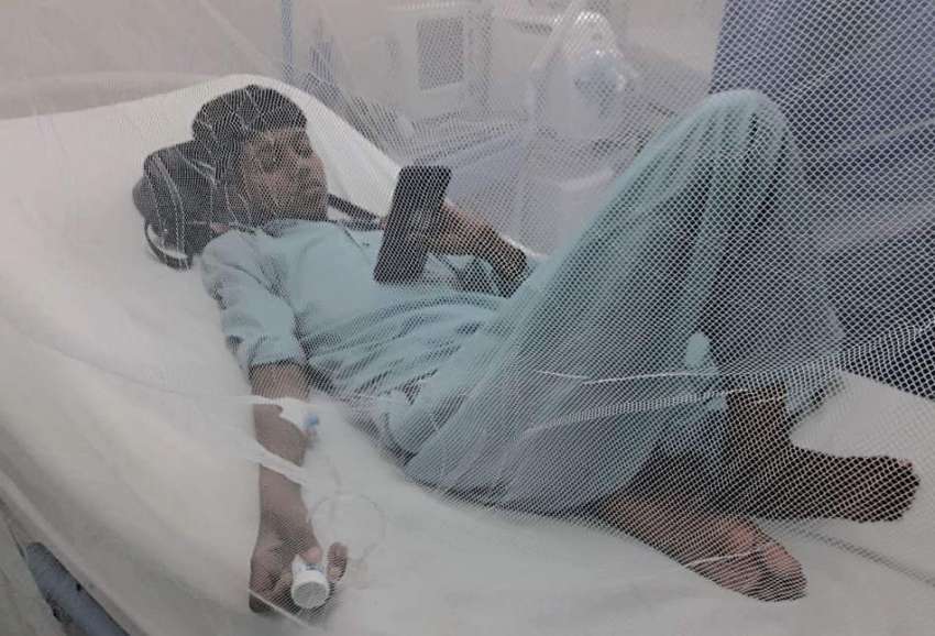 راولپنڈی: بی بی ایچ ہسپتال میں داخل ڈینگی کا مریض بچہ موبائل ..