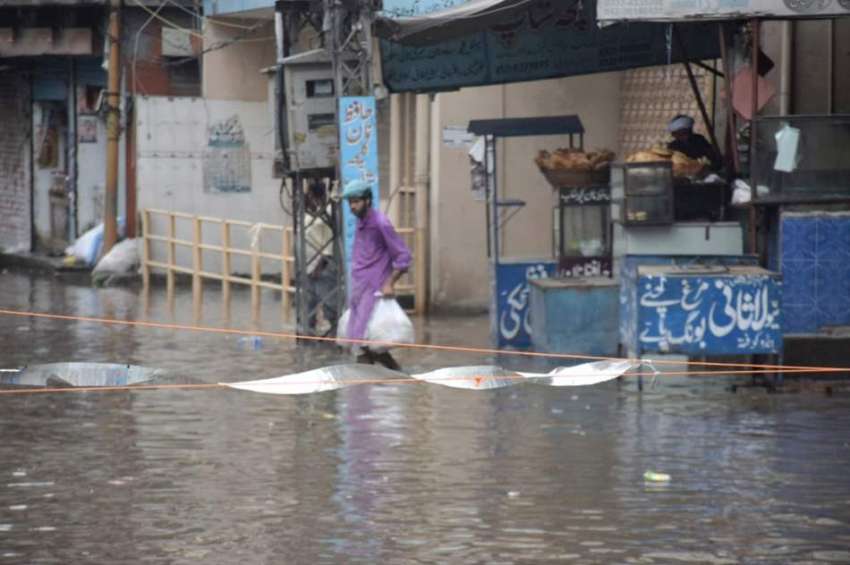 لاہور: صوبائی دارالحکومت میں ہونے والی موسلا دھار بارش کے ..