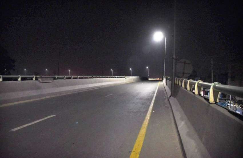 فیصل آباد، لاک ڈائون کے باعث کینال روڈ پل سنسان پڑا ہے۔