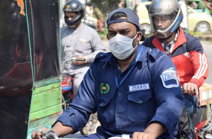 لاہور : موٹرسائیکل سوار شہری کرونا وائرس سے بچاؤ کیلئے فیس ..