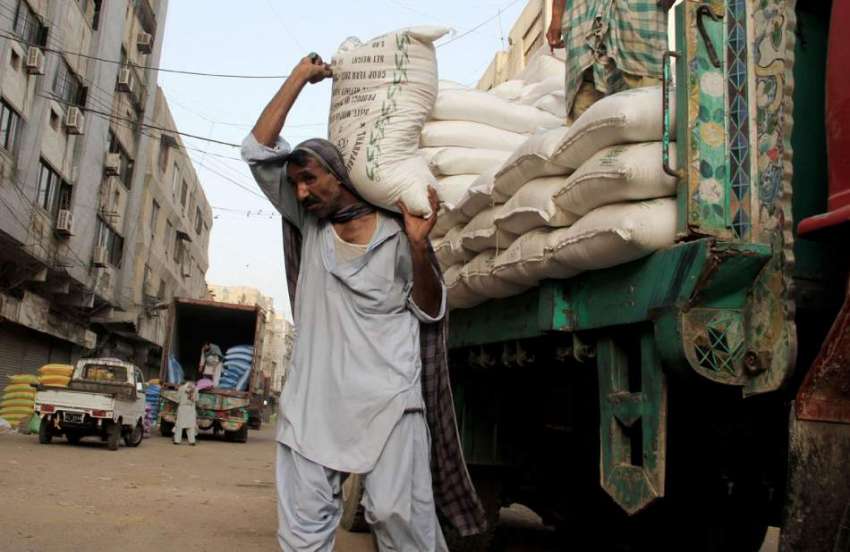 کراچی : جوڑیا بازار میں ایک مزدور سخت گرمی میں گاڑی ان لوڈ ..