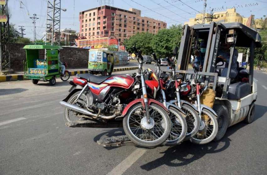 لاہور:ٹریفک وارڈن لفٹر کے ذریعے نوپارکنگ میں کھڑی موٹر سائیکلوں ..
